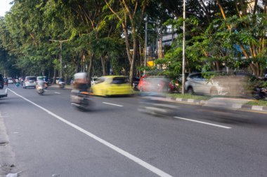 Medan, Endonezya - 26 Eylül 2023: şehir trafik hareketi bulanıklığı. Kuzey Sumatera 'da trafik bulanıklaştı