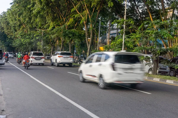 Medan, Endonezya - 26 Eylül 2023: şehir trafik hareketi bulanıklığı. Kuzey Sumatera 'da trafik bulanıklaştı