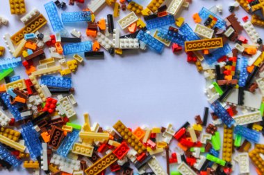 Beyaz arkaplandaki lego tuğlalarının üst açı görüntüsü. kopyalama alanı. İçerik veya metin için yeri olan renkli Lego blokları yığını
