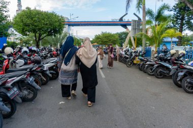 Pekan Kebudayaan Aceh ya da Aceh Kültür Haftası 'na katılan bir grup insan. Aceh 'in en popüler kültürel etkinliği.