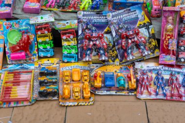 Banda Aceh, Endonezya 'daki sokak pazarında plastik ve renkli oyuncaklar yığını. Çocuk oyuncakları duruyor