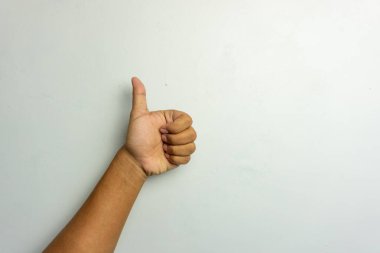 Erkek eli baş parmak işareti gösteriyor. beyaz üzerine izole edilmiş başparmak işareti