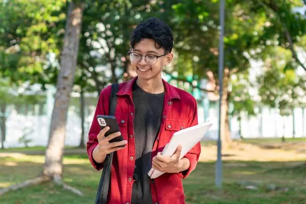 Ung Asiatisk Student Som Använder Smartphone Med Glada Uttryck Man — Stockfoto