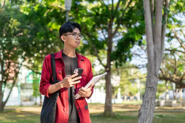 Joven Estudiante Universitaria Asiática Usando Smartphone Con Expresión Feliz Hombre — Foto de Stock
