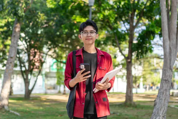 Jovem Estudante Universitário Asiático Usando Smartphone Com Expressão Feliz Homem — Fotografia de Stock