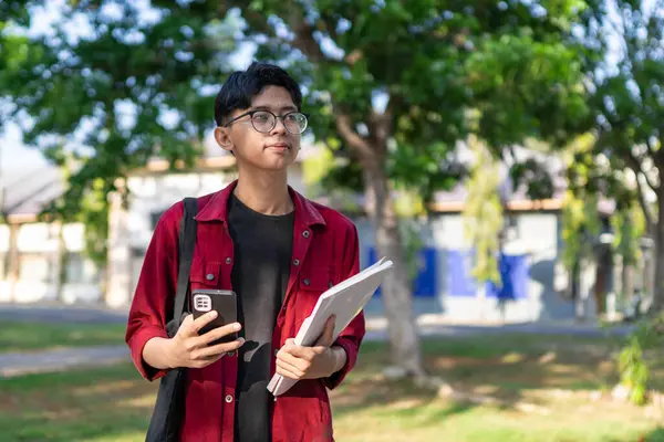 Ung Asiatisk Student Som Använder Smartphone Med Glada Uttryck Man — Stockfoto
