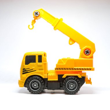 Temiz beyaz arka planda sergilenen parlak sarı oyuncak bir kamyonet..