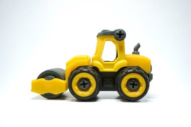 Temiz beyaz arka planda sergilenen parlak sarı oyuncak bir kamyonet..