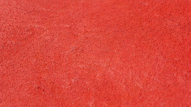 Kırmızı tenis kortunun üst açısı. Kırmızı tenis sahası arkaplanı. 