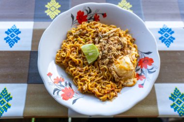 Baharatlı, Endonezya usulü kızarmış tavuk çorbası.