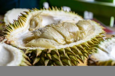 Tahta masadaki durian meyvesini yakın.. 