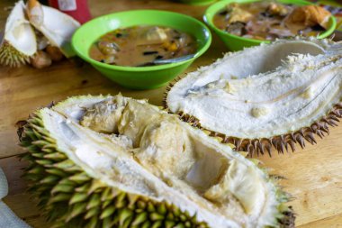 Tahta masadaki durian meyvesini yakın.. 