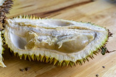 Tahta masadaki durian meyvesini yakın.. 