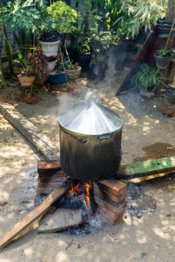 Geleneksel Asya yemek pişirme yöntemi. Buhar kazanıyla yemek kaynatmak ve odun kullanmak.. 