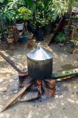 Geleneksel Asya yemek pişirme yöntemi. Buhar kazanıyla yemek kaynatmak ve odun kullanmak.. 