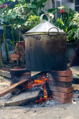 Geleneksel Asya yemek pişirme yöntemi. Buhar kazanıyla yemek kaynatmak ve odun kullanmak.. 