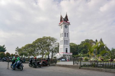 Bukittingi, Endonezya - 13 Ağustos 2024: Bukittinggi 'de Jam Gadang adında popüler büyük bir saat kulesi. Batı Sumatera 'daki tarihi bina