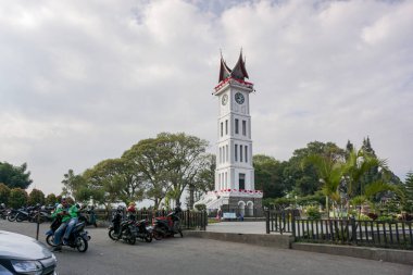 Bukittingi, Endonezya - 13 Ağustos 2024: Bukittinggi 'de Jam Gadang adında popüler büyük bir saat kulesi. Batı Sumatera 'daki tarihi bina