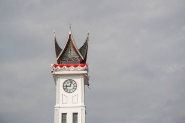 Bukittingi, Endonezya - 13 Ağustos 2024: Bukittinggi 'de Jam Gadang adında popüler büyük bir saat kulesi. Batı Sumatera 'daki tarihi bina