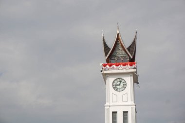 Bukittingi, Endonezya - 13 Ağustos 2024: Bukittinggi 'de Jam Gadang adında popüler büyük bir saat kulesi. Batı Sumatera 'daki tarihi bina