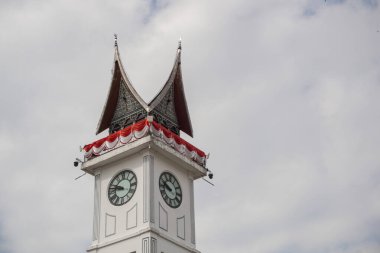 Bukittingi, Endonezya - 13 Ağustos 2024: Bukittinggi 'de Jam Gadang adında popüler büyük bir saat kulesi. Batı Sumatera 'daki tarihi bina