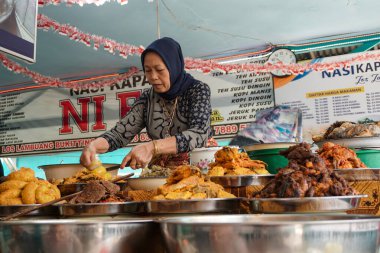 Bukittinggi, Endonezya - 13 Ağustos 2024: Bukittinggi, Batı Sumatera 'da popüler Nasi Kapau restoranı. Turistler Minang yemeği ve Nasi Kapau 'ya gidecekler.