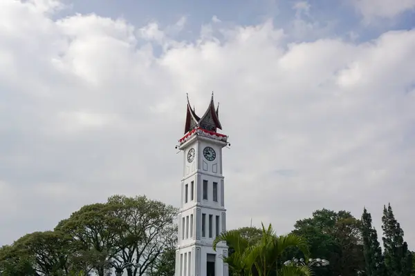 Bukittingi, Endonezya - 13 Ağustos 2024: Bukittinggi 'de Jam Gadang adında popüler büyük bir saat kulesi. Batı Sumatera 'daki tarihi bina