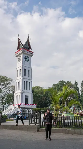 Bukittingi, Endonezya - 13 Ağustos 2024: Bukittinggi 'de Jam Gadang adında popüler büyük bir saat kulesi. Batı Sumatera 'daki tarihi bina