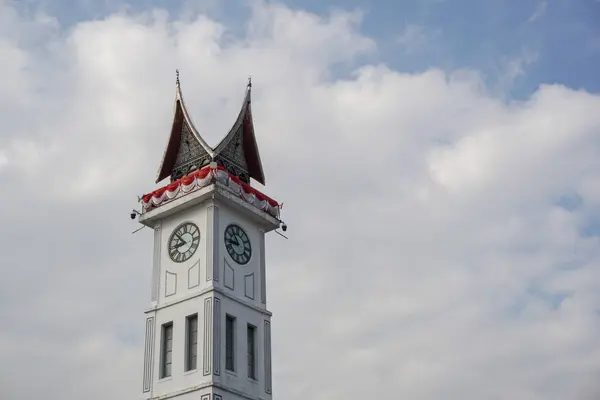 Bukittingi, Endonezya - 13 Ağustos 2024: Bukittinggi 'de Jam Gadang adında popüler büyük bir saat kulesi. Batı Sumatera 'daki tarihi bina