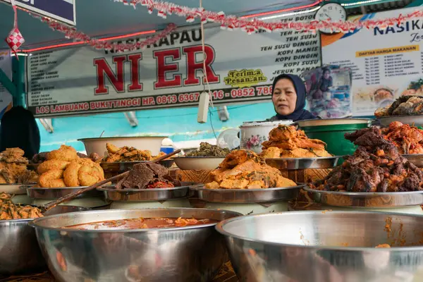 Bukittinggi, Endonezya - 13 Ağustos 2024: Bukittinggi, Batı Sumatera 'da popüler Nasi Kapau restoranı. Turistler Minang yemeği ve Nasi Kapau 'ya gidecekler.