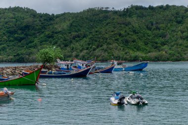 Sumatera Endonezya 'nın Sabang Adası' ndaki limanda balıkçı teknesi. Rıhtımda balıkçı ve turist teknesi.