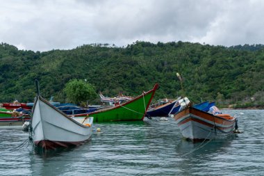 Sumatera Endonezya 'nın Sabang Adası' ndaki limanda balıkçı teknesi. Rıhtımda balıkçı ve turist teknesi.
