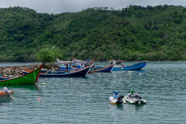 Sumatera Endonezya 'nın Sabang Adası' ndaki limanda balıkçı teknesi. Rıhtımda balıkçı ve turist teknesi.