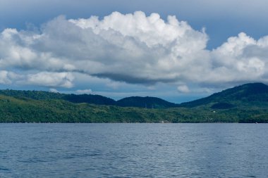 Tekneden ada manzarası. Weh Adası ve Rubiah Adası manzarası. Sumatera Endonezya 'daki Sabang Adası' nın güzel pelerini.