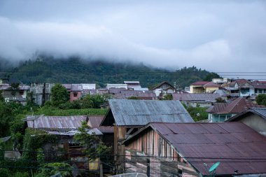 Sabah Takengon City 'de. Takengon şehrinde oturanların manzarası ve arka planda dağ var..