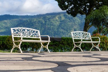 Otelde ya da evde dövmeli bir demir park tezgahı. Takengon, Merkez Aceh 'deki Renggali Oteli' nin Parkside 'ında..