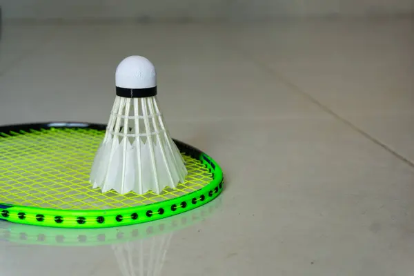 Badminton raketleri ve yeşil arka planda mekik taşakları. Boşluğu kopyala