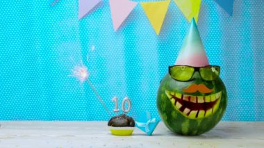 On yaşındaki bir çocuk için yaratıcı doğum günü tebrikleri. Video kartpostalı 10 numaralı mumlu mutlu doğum günü çörekleri. Komik gülüşlü karpuz karakteri bayram süslemeleri. Tebrikler.