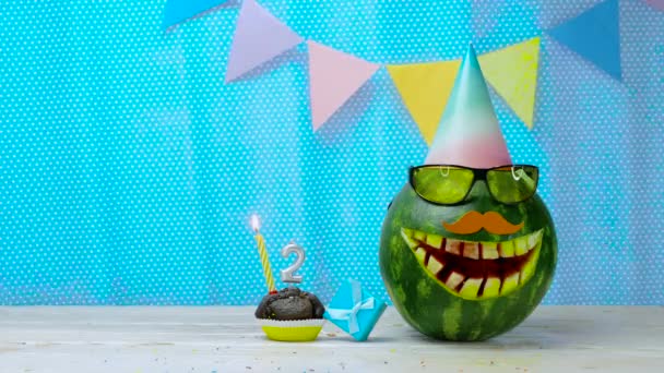 2歳の子供のための創造的な誕生日の挨拶のコピースペース 2番のキャンドル付きビデオポストカード幸せな誕生日マフィン 漫画の笑顔の休日の装飾のスイカの文字お祝い — ストック動画