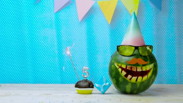 創造的な誕生日の挨拶は5歳の子供のためのスペースをコピーします 5番のキャンドル付きビデオポストカード幸せな誕生日マフィン 漫画の笑顔の休日の装飾のスイカの文字お祝い — ストック動画
