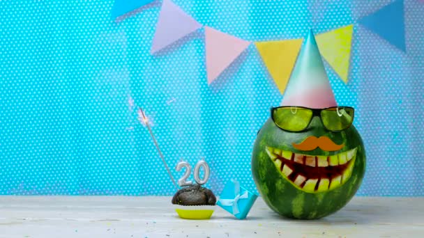創造的な誕生日の挨拶は20歳のためのスペースをコピーします 20番のキャンドル付きビデオポストカード幸せな誕生日マフィン 漫画の笑顔の休日の装飾のスイカの文字お祝い — ストック動画