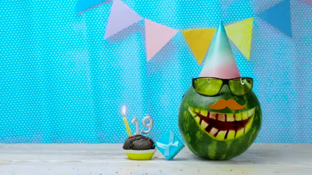 Kreativer Geburtstagsgruß Für Neunzehnjährige Videopostkarte Happy Birthday Muffin Mit Kerzen — Stockvideo