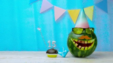 On beş yaşındaki biri için yaratıcı doğum günü tebrikleri. 15 numaralı mumlu doğum günü çöreğin kutlu olsun. Komik gülüşlü karpuz karakteri bayram süslemeleri. Tebrikler.