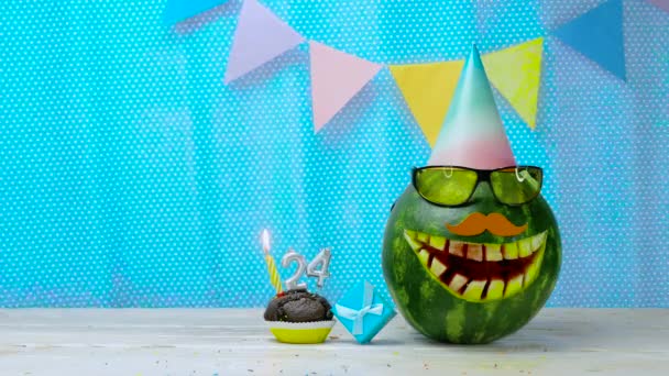为24岁的视频卡上印有24号蜡烛的生日快乐松饼复制了一个充满创意的生日祝福空间 西瓜人物性格喜剧笑笑节日装饰祝贺 — 图库视频影像