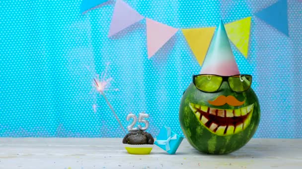 为25岁的年轻人提供创意的生日问候空间 视频明信片快乐的生日松饼与蜡烛25号 西瓜人物在滑稽的微笑中庆祝节日的装饰品 — 图库视频影像