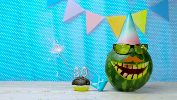 創造的な誕生日の挨拶は30歳の夏のためのスペースをコピーします 30番のキャンドル付きビデオポストカード幸せな誕生日マフィン 漫画の笑顔の休日の装飾のスイカの文字お祝い — ストック動画