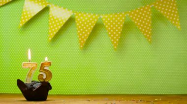 75 numaralı güzel dekorasyonlu fotokopi alanı ile mutlu yıllar. Pasta ve mumların yanması ve konfetisiz iki seçenek.