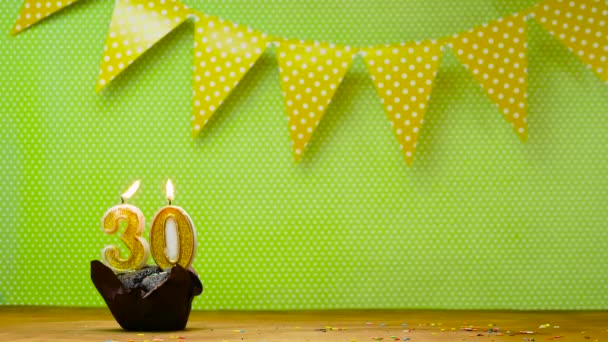 生日快乐背景与数字30 与美丽的装饰复制空间 有蛋糕和蜡烛的漂亮背景 有和没有意大利面 有两种选择 — 图库视频影像
