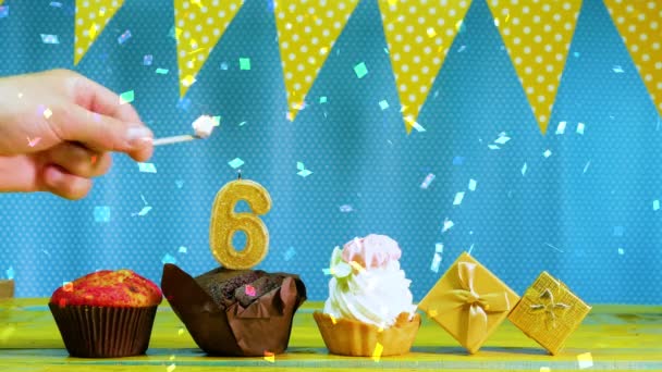 6番の誕生日おめでとうビデオカード マフィンパイとキャンドルのある青と黄色の色合いのケーキであなたの誕生日にお祝いのための美しい背景 スペースのコピー — ストック動画