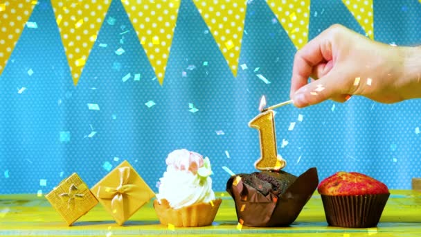 1番の誕生日おめでとうビデオカード マフィンパイとキャンドルのある青と黄色の色合いのケーキであなたの誕生日にお祝いのための美しい背景 スペースのコピー — ストック動画
